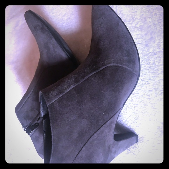 Those are authentic pair of Paul green Grey suede - Picture 1 of 6